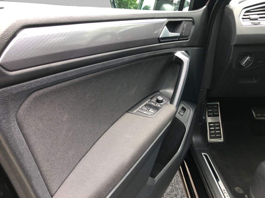 Fahrzeugabbildung Volkswagen Tiguan 1.5 TSI DSG Life AHZV NAVI Standheizung R
