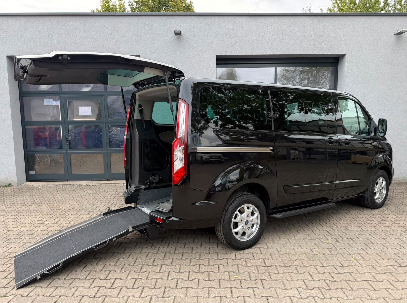 Ford Tourneo Custom - 1
