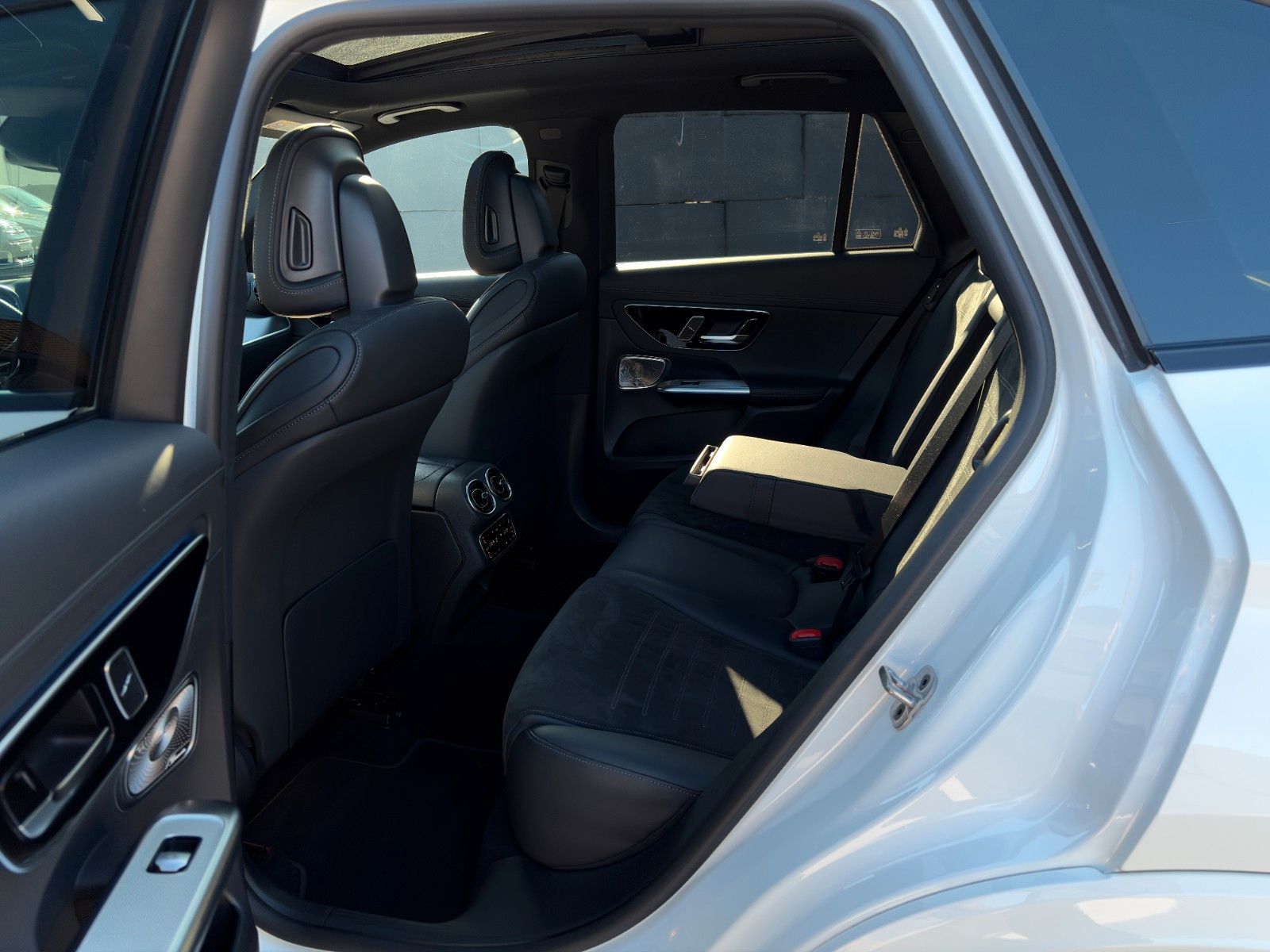 Fahrzeugabbildung Mercedes-Benz GLC 200 4M AMG + Pano Standhzg Burmester ACC AHK