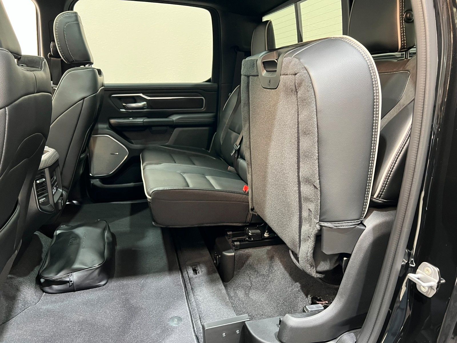 Fahrzeugabbildung Dodge RAM 1500 Laramie Night Premium RTR Umbau