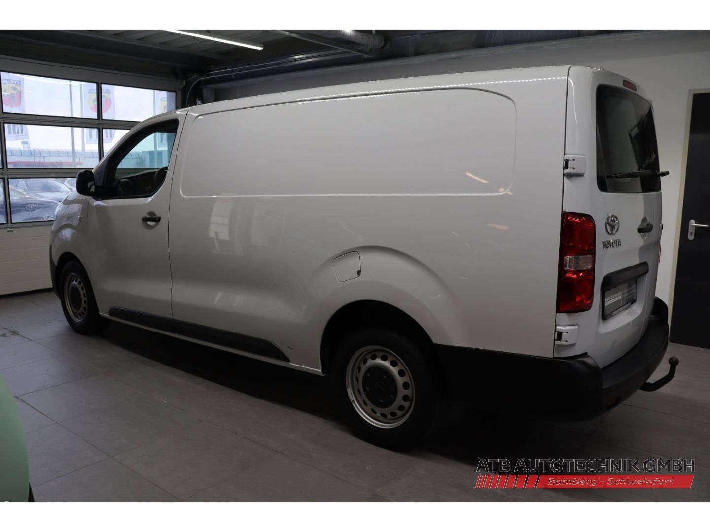 Fahrzeugabbildung Toyota Proace L2 2.0l Kasten Comfort + Navi + AHK
