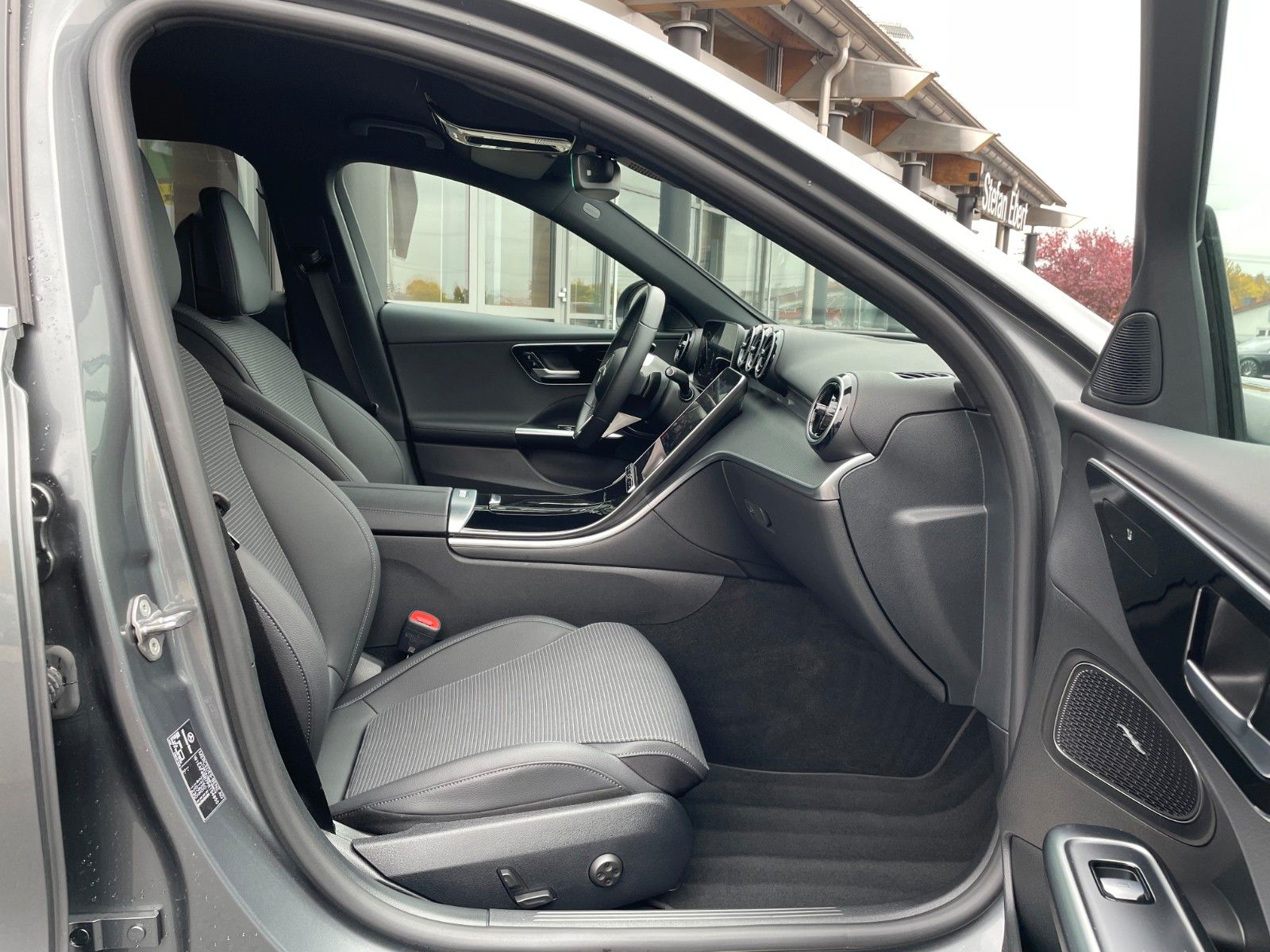 Fahrzeugabbildung Mercedes-Benz C 180 AVANTGARDE R-Kamera+AHK+TOTW+Ambiente