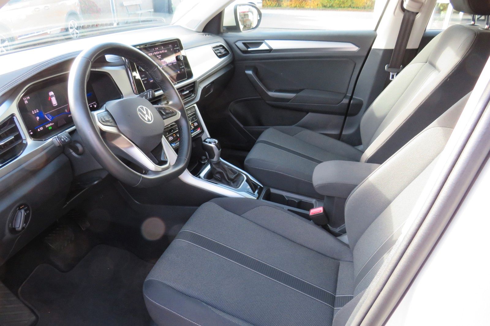 Fahrzeugabbildung Volkswagen T-Roc Life DSG AHK NAVI SITZH. APP-CON. LED 1Hd