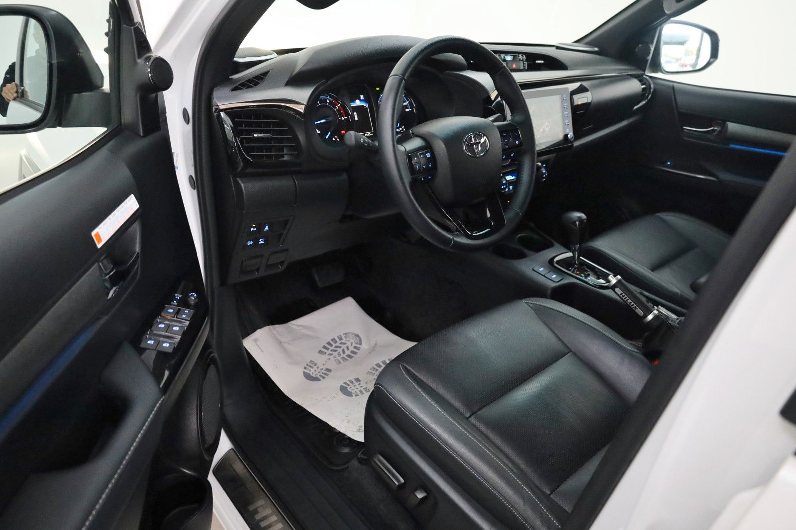 Fahrzeugabbildung Toyota Hilux 2.8 D-4D Invincible,DOKA,ACC,Leder,Nav,AHK