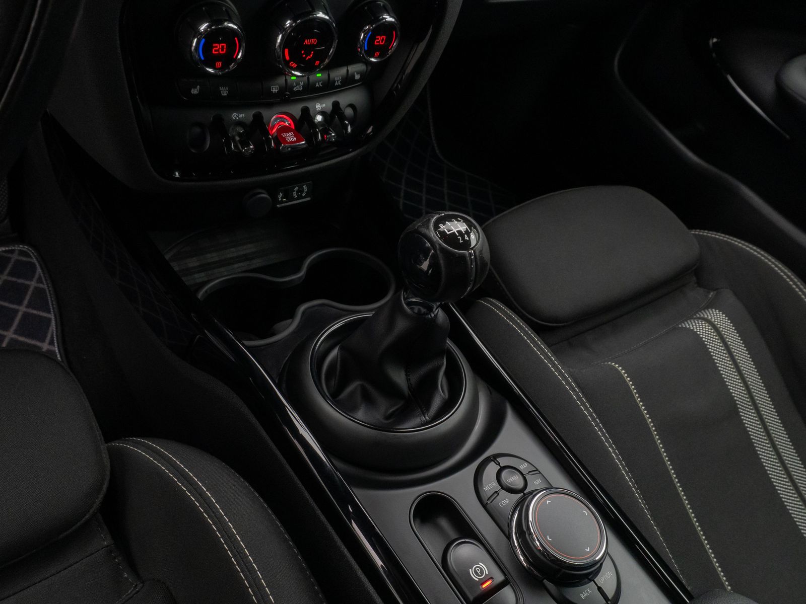 Fahrzeugabbildung MINI Cooper S Clubman Navi Sitzhz Tempomat 8Fach PDCh