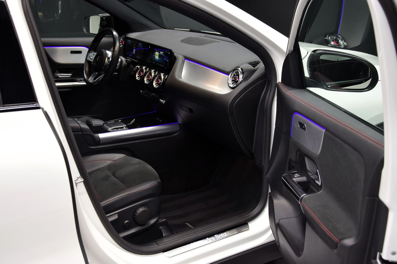 Fahrzeugabbildung Mercedes-Benz GLA 200 4Matic AMG-Line ACC Pano Kamera Night