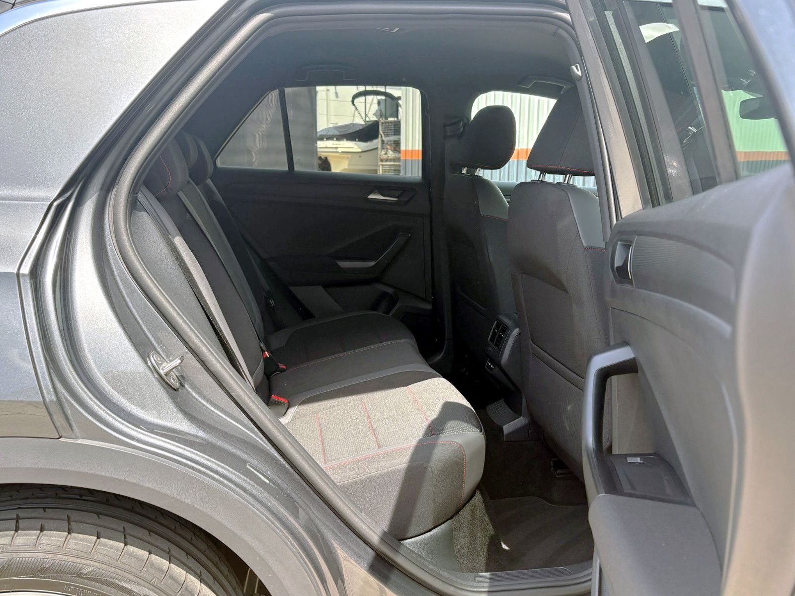 Fahrzeugabbildung Volkswagen T-Roc 1.5TSI R-Line DSG ACC KAM AHK LED NAV BT