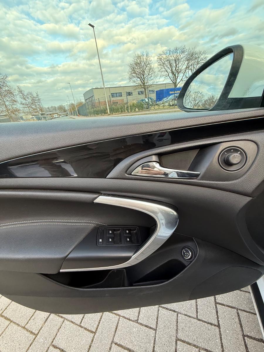 Opel Insignia 2011 — photo 14