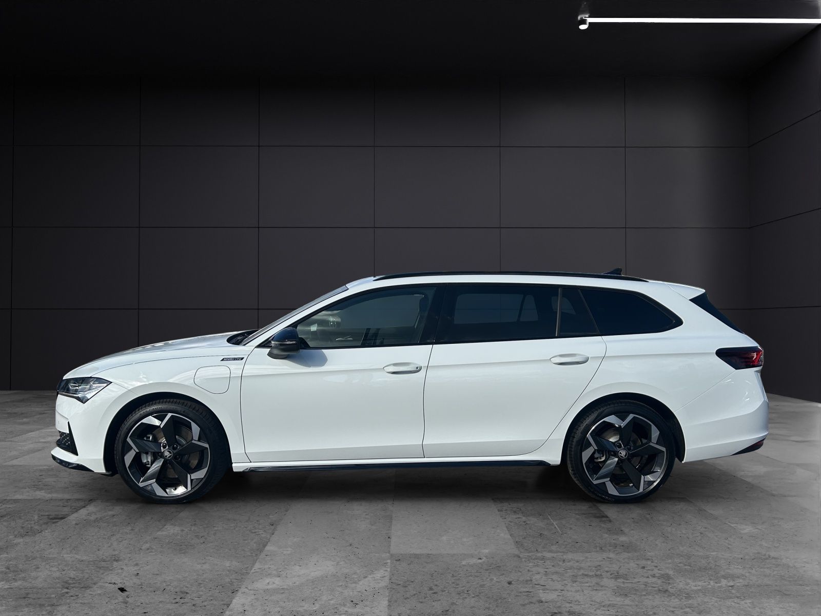 Fahrzeugabbildung SKODA Superb Combi 1.5 TSI iV Sportline DSG AHZV PANO