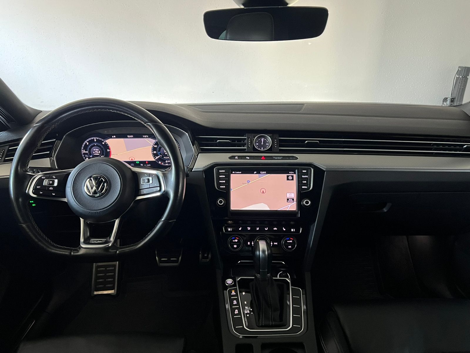 Fahrzeugabbildung Volkswagen Passat Lim. Highline 4Motion R-LINE/ACC/AHK/STHZ