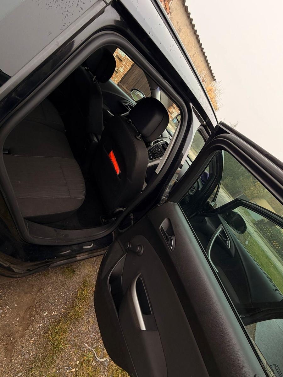Opel Astra 2011 — photo 9
