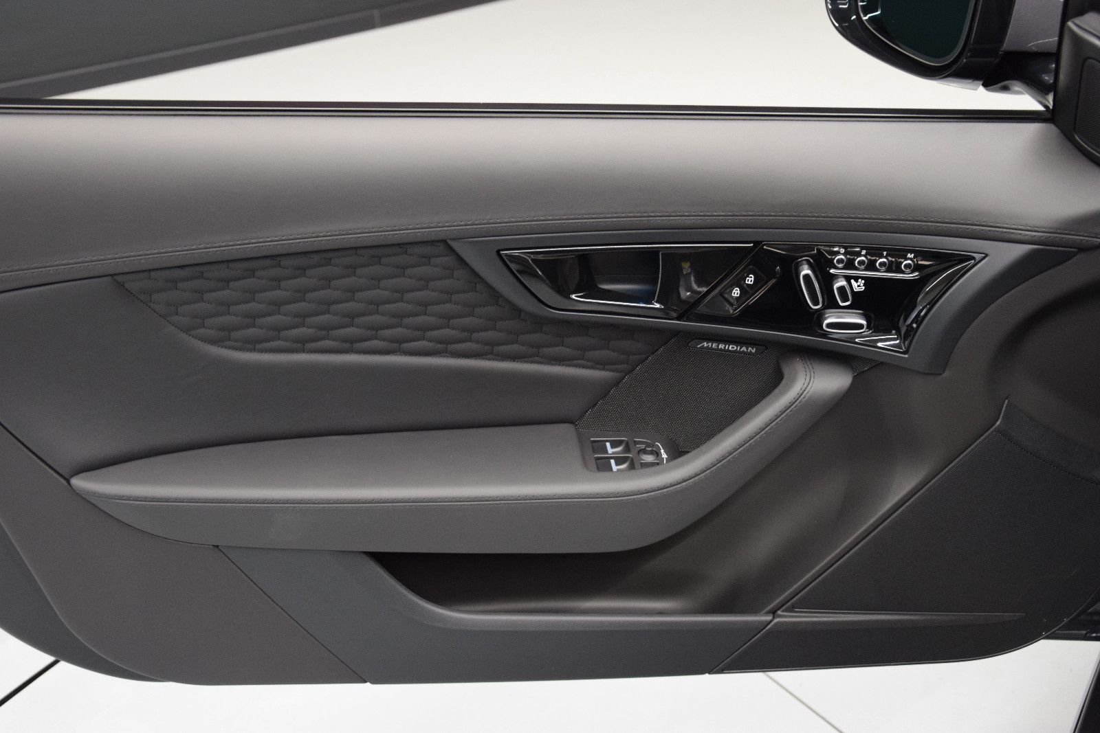 Fahrzeugabbildung Jaguar F-Type Cabrio R-Dynamic Memory Vollleder S-AGA