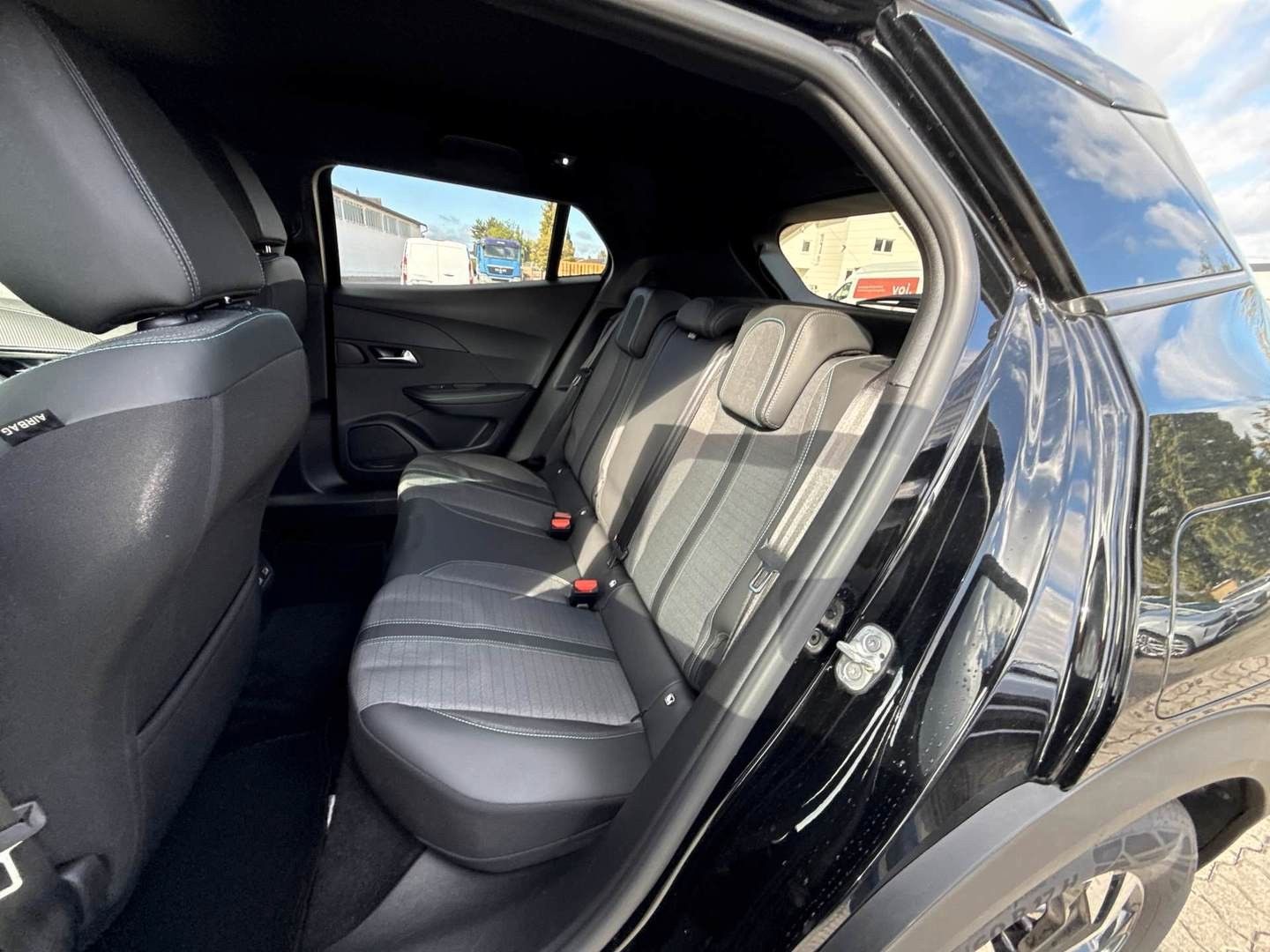 Fahrzeugabbildung Peugeot 2008 e- Allure Pack NAVI KAMERA 8-FACH SITZH. 1H