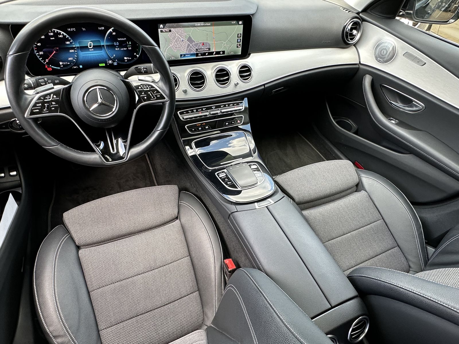 Fahrzeugabbildung Mercedes-Benz E 300e T Avantgarde NAV+LED+PANO+WIDESCREEN+KAM