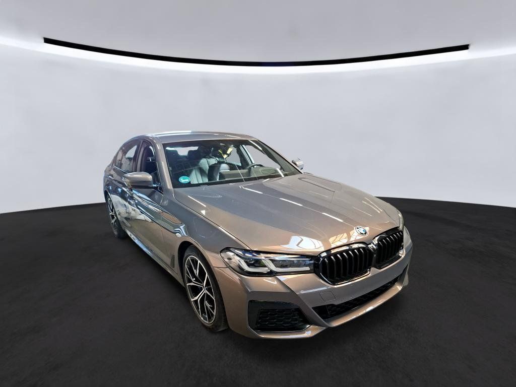 Fahrzeugabbildung BMW 530i M-Sport/INDIVIDUAL/HUD/360°KAMERA/H&K/