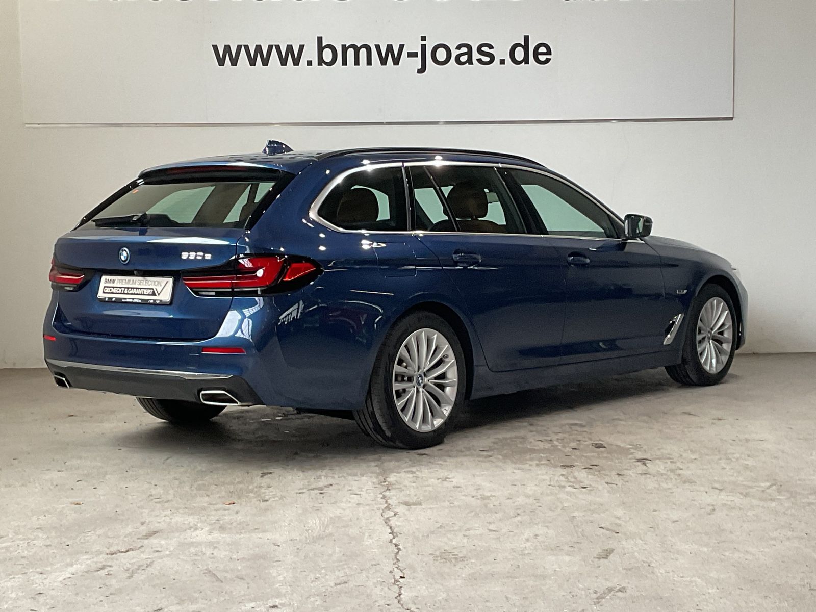 Fahrzeugabbildung BMW 530e Touring Head-Up Aktivlenkung Laserlicht