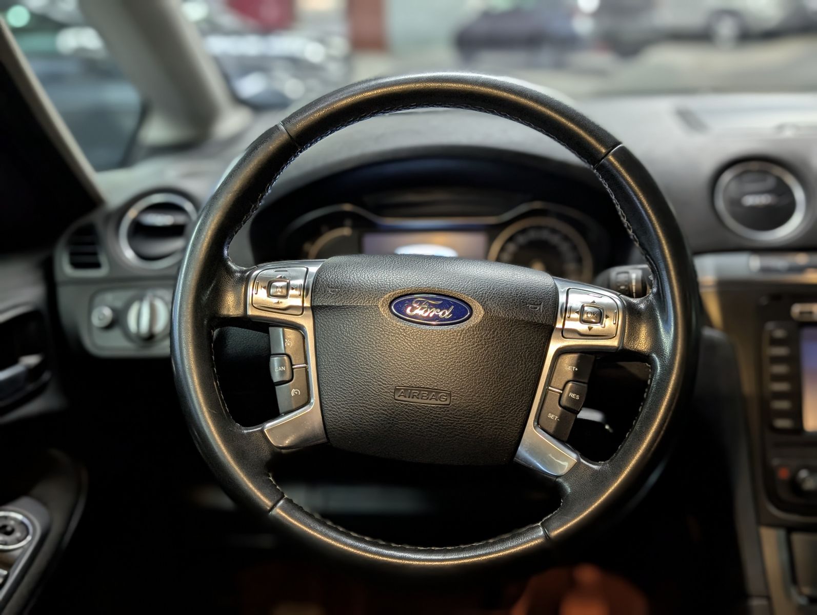 Fahrzeugabbildung Ford S-MAX Titanium SHZ*PDC*TEMP*NAVI*7 SITZER