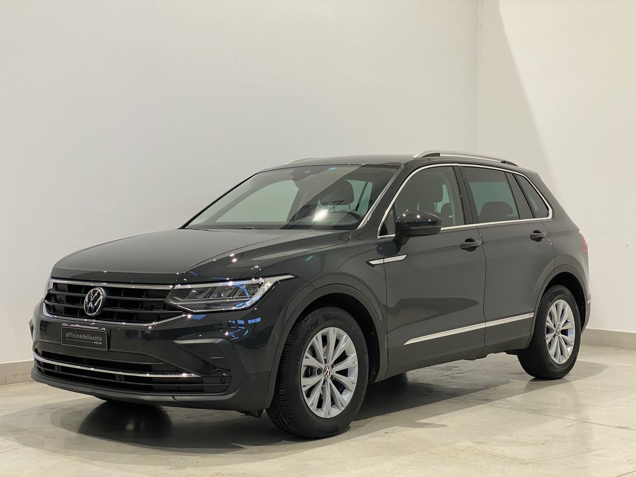 Volkswagen Tiguan - 1