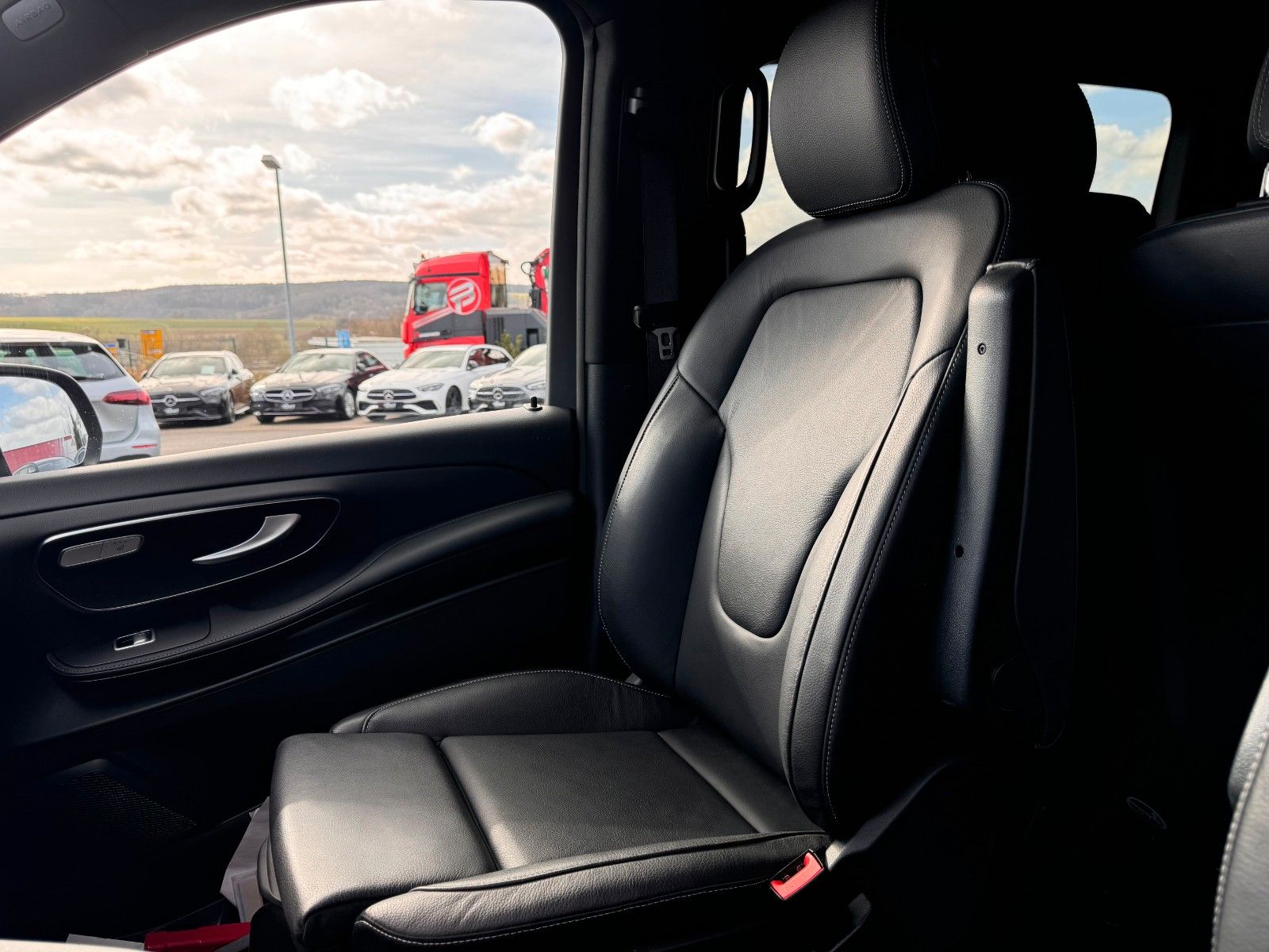 Fahrzeugabbildung Mercedes-Benz V 300 d AVANTGARDE Extral DISTRONIC 360Kamera