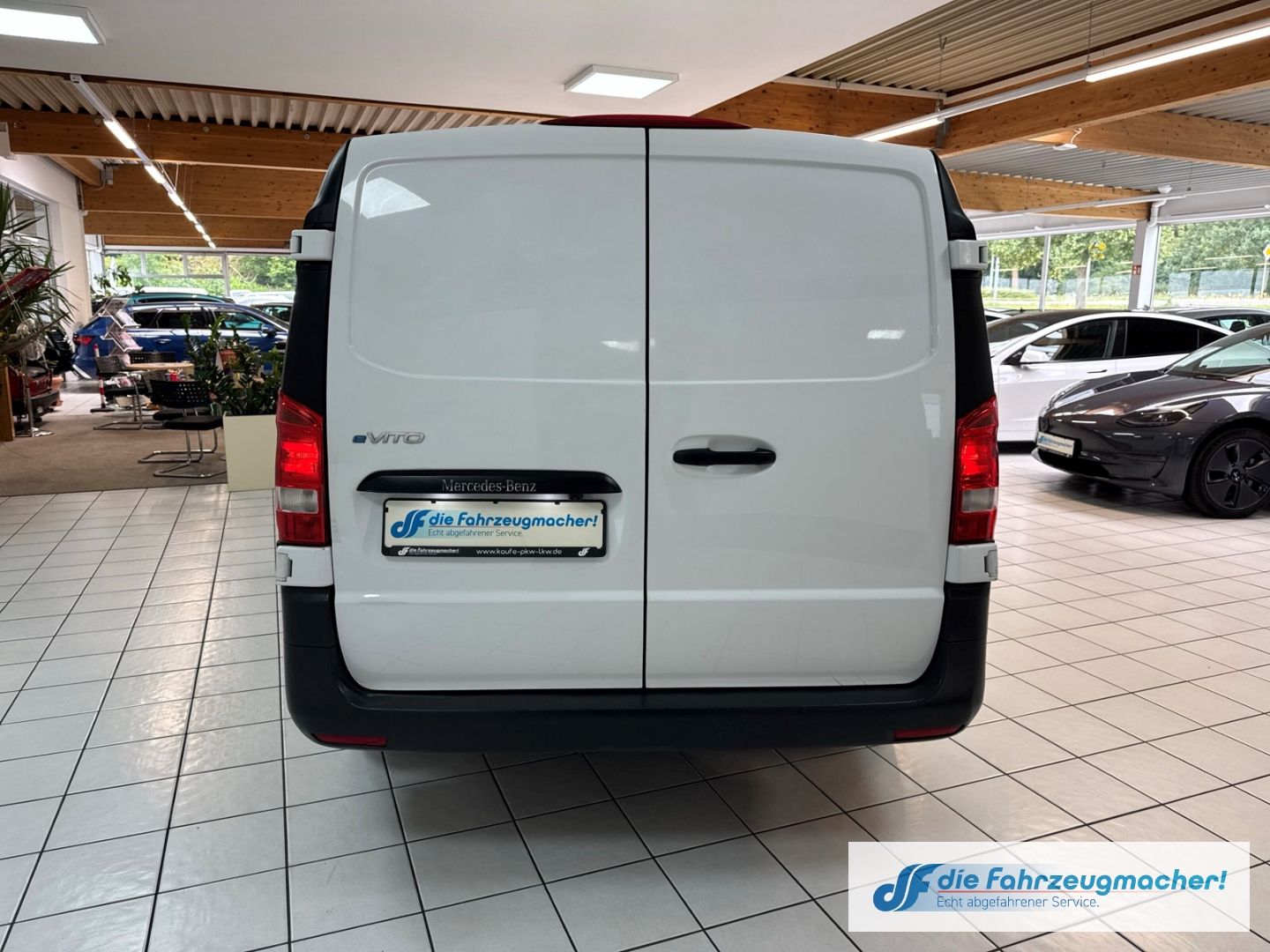 Fahrzeugabbildung Mercedes-Benz Vito Kasten e111 lang SHZ Rückfahrkam. Temp Tel.