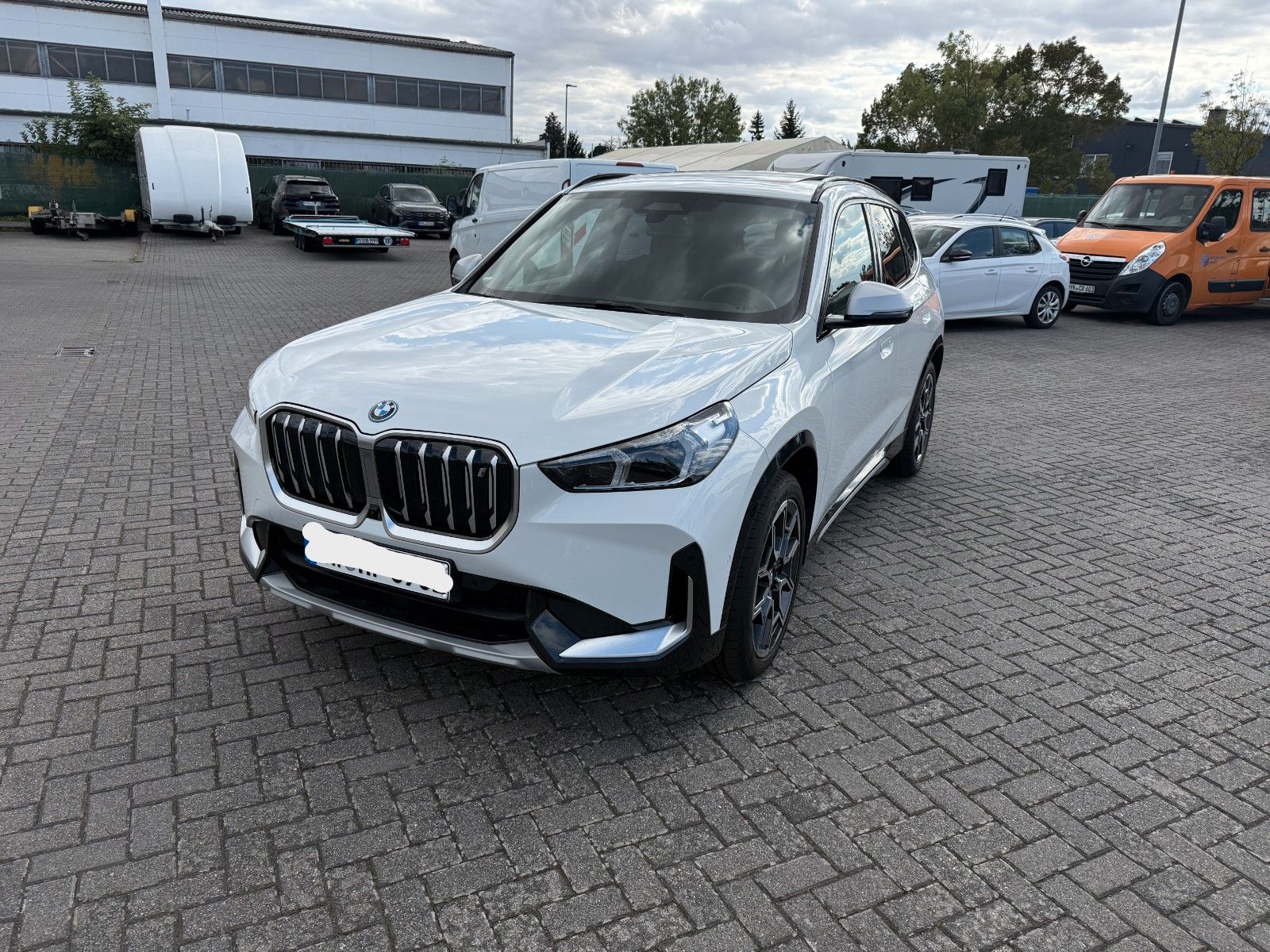 BMW iX1 30 xDRIVE xLINE PANO 19 LEDER AHK LED