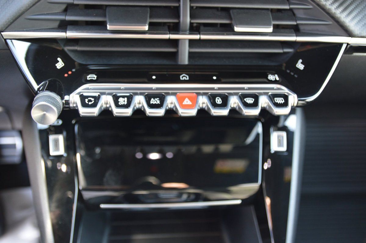 Fahrzeugabbildung Peugeot 2008   GT LED Shz Navi Alu