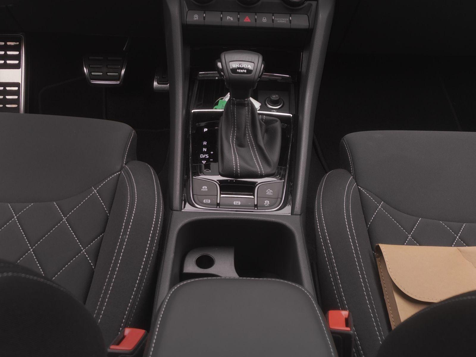 Skoda Karoq Sportline 2.0 TSI 4x4 DSG*AHK*R-KAM*LED*18