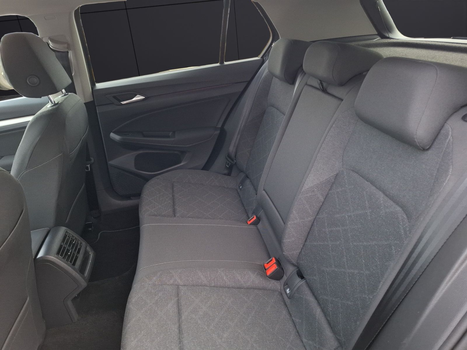 Fahrzeugabbildung Volkswagen Golf VIII TSI Life Matrix Navi AID ACC PDC SH LM