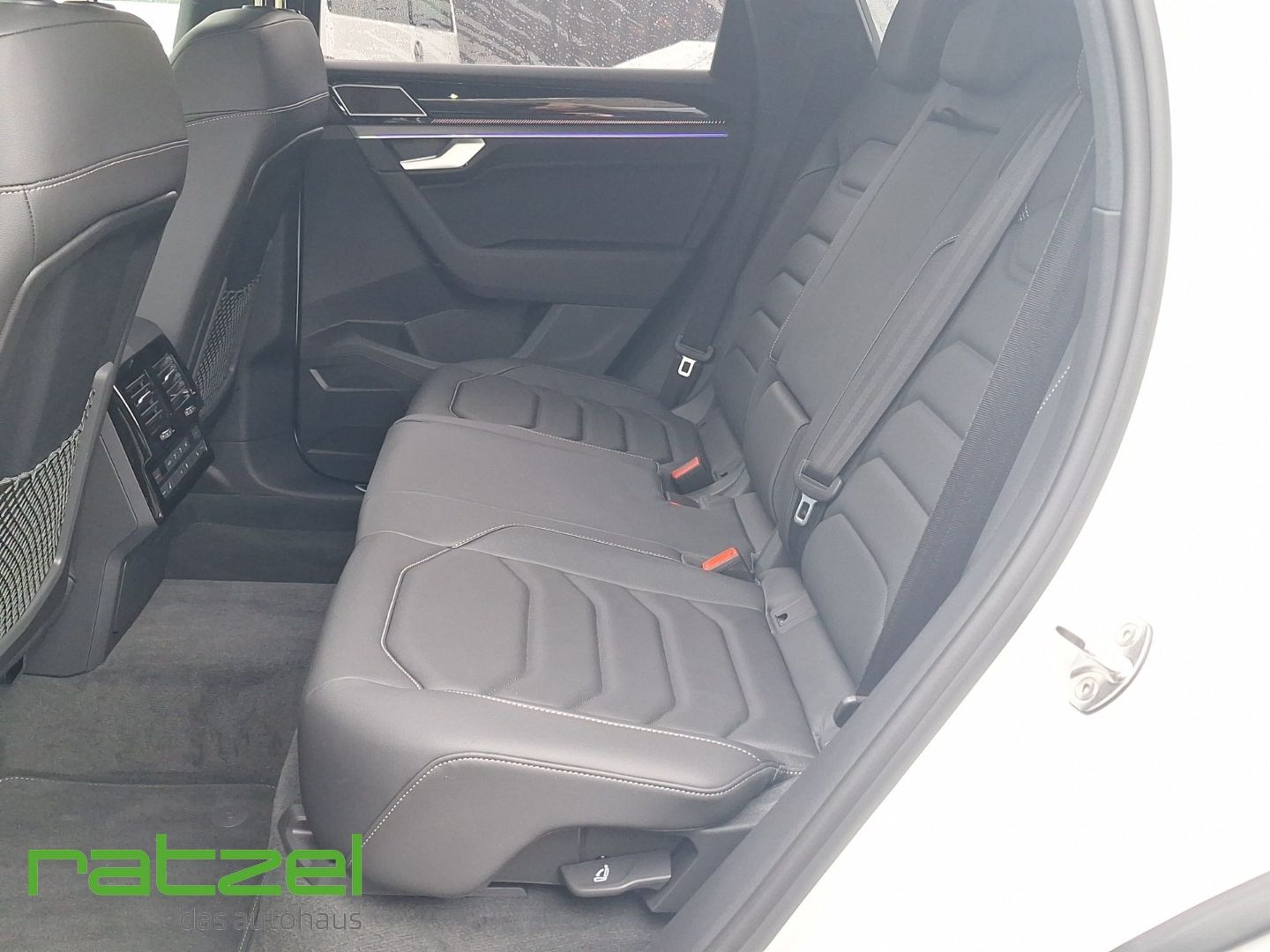 Fahrzeugabbildung Volkswagen Touareg R-Line 3.0 TDI AHK+IQ.Drive+NAVI+LED+PDC