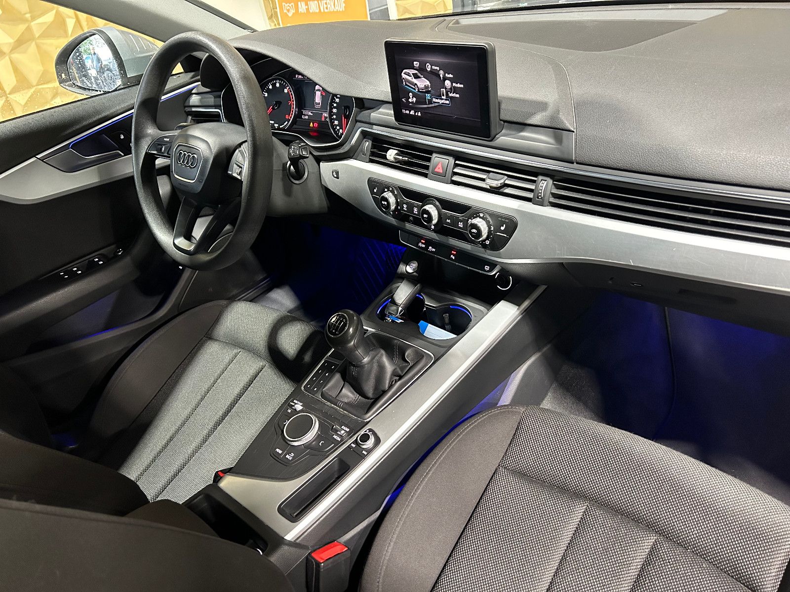 Fahrzeugabbildung Audi A4 Avant basis/PDC/APPLE/TEMPOMAT/AMBIENTE