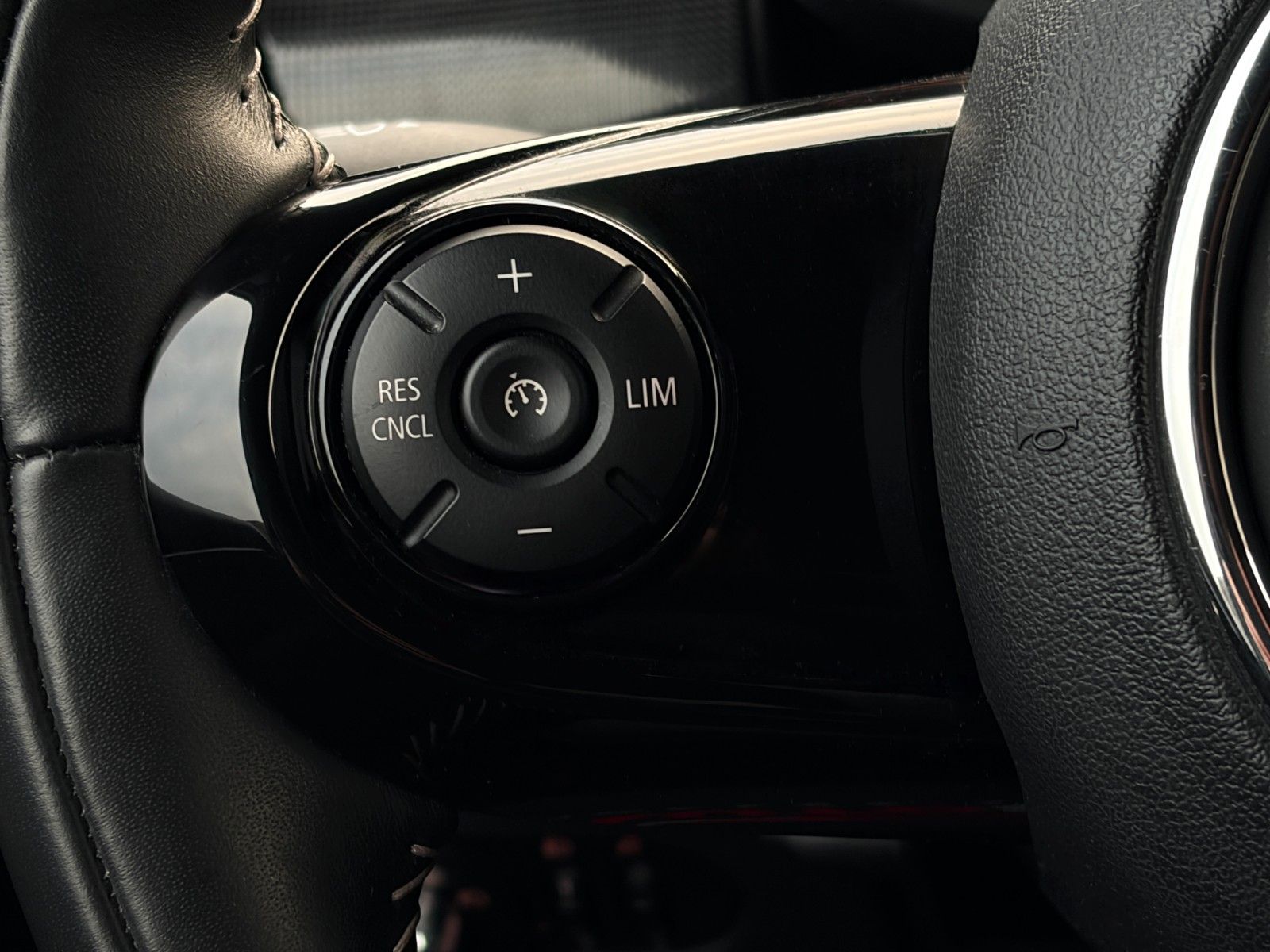 Fahrzeugabbildung MINI Cooper F56 Autom Chili Leder CarPlay Tempo. PDC