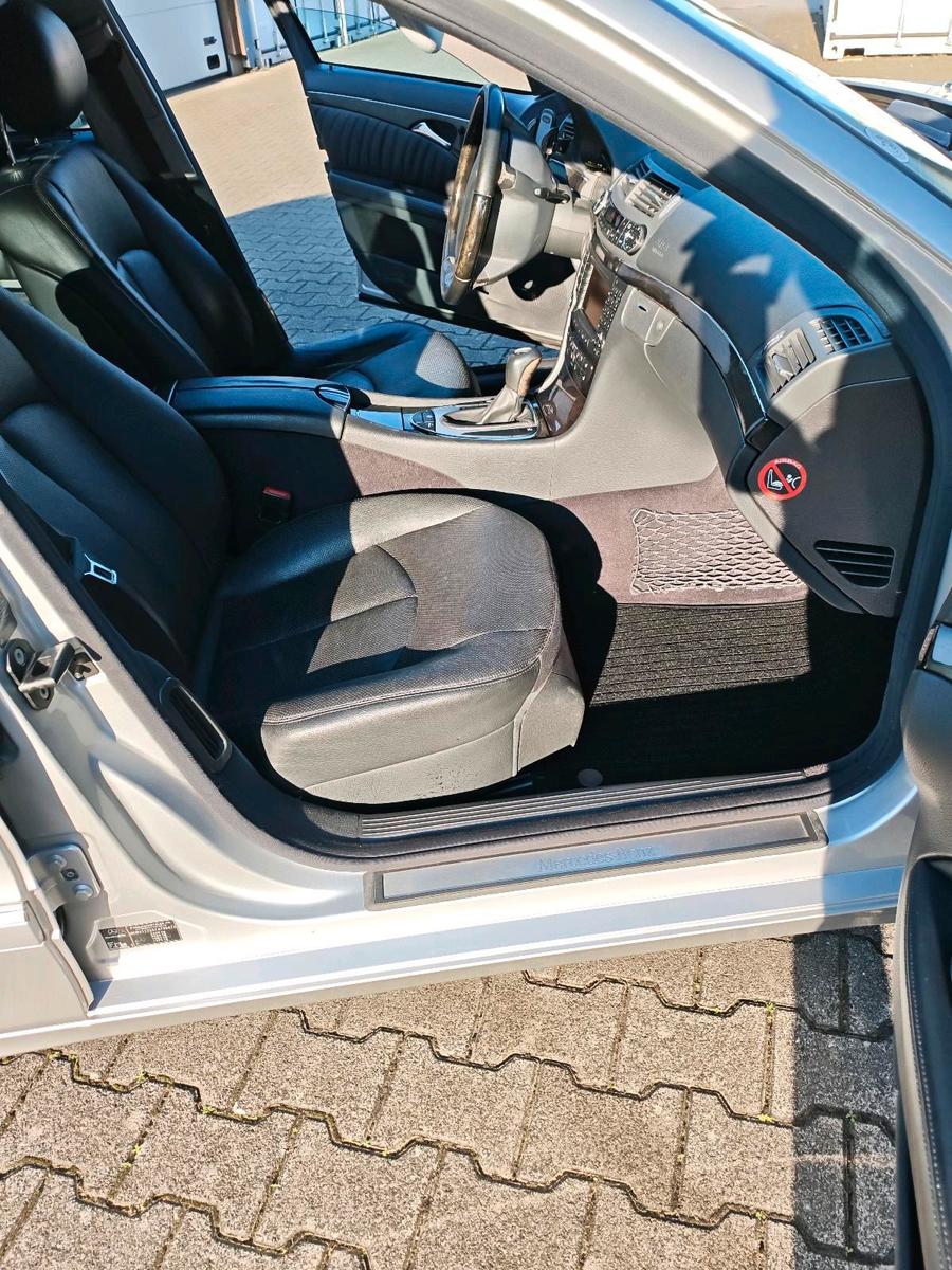 Mercedes-Benz E320 2004 — photo 11