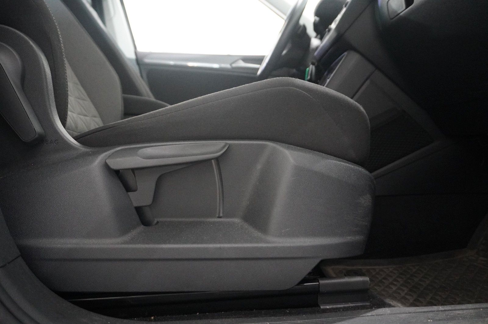 Fahrzeugabbildung Volkswagen Tiguan 1.5 TSI LIFE DSG NAVI/LED/ACC/SHZ/PDC/DAB