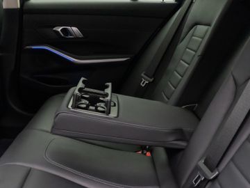 Fahrzeugabbildung BMW 320d Luxury Line Kamera HUD DAB HiFi Komfort LED