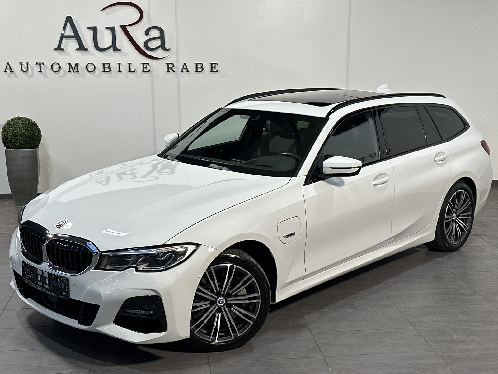 Fahrzeugabbildung BMW 330e Touring M-Sport NAV+LASER+PANO+ACC+HEAD-UP