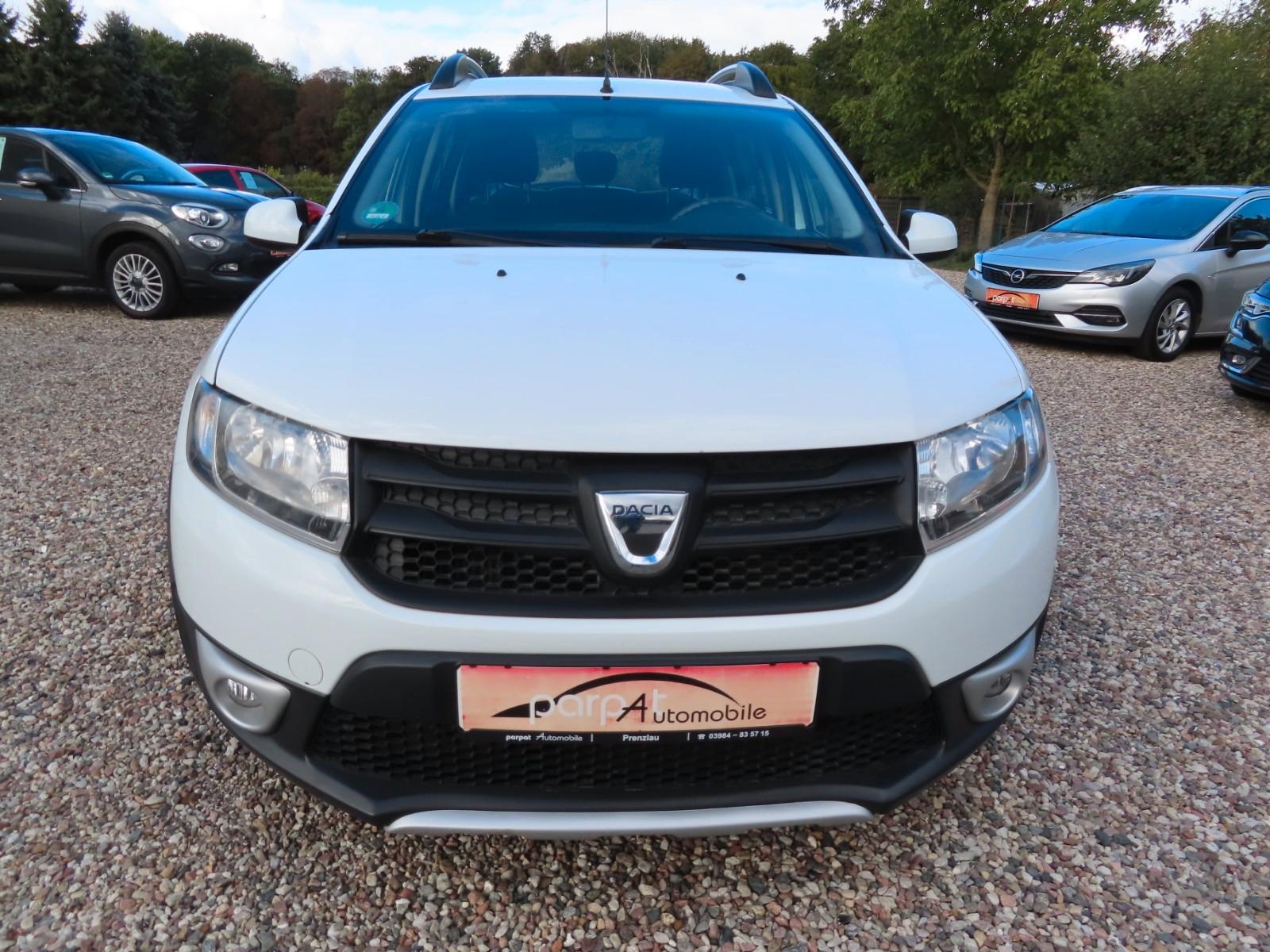 Dacia Sandero 2015 — rear view