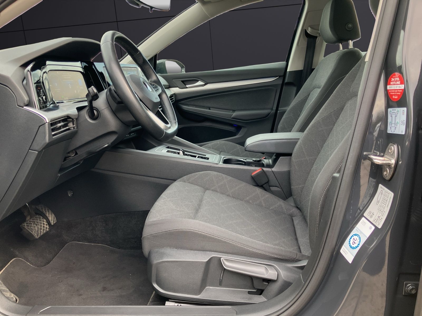 Fahrzeugabbildung Volkswagen Golf VIII Variant Life TDI DSG LED SH PDC Ambien