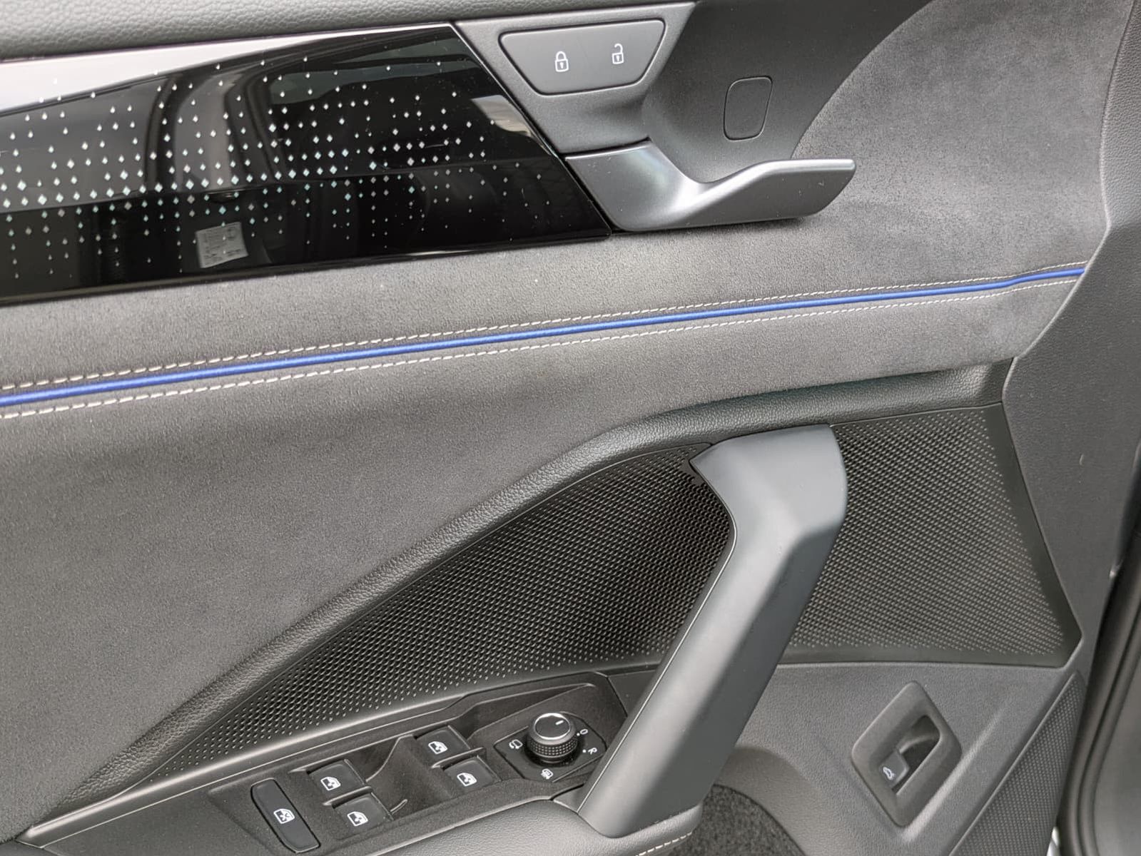 Fahrzeugabbildung Volkswagen Tayron 2.0 TDI 4M R-Line 7Si*MATRIX*AHK*PANO*HUD