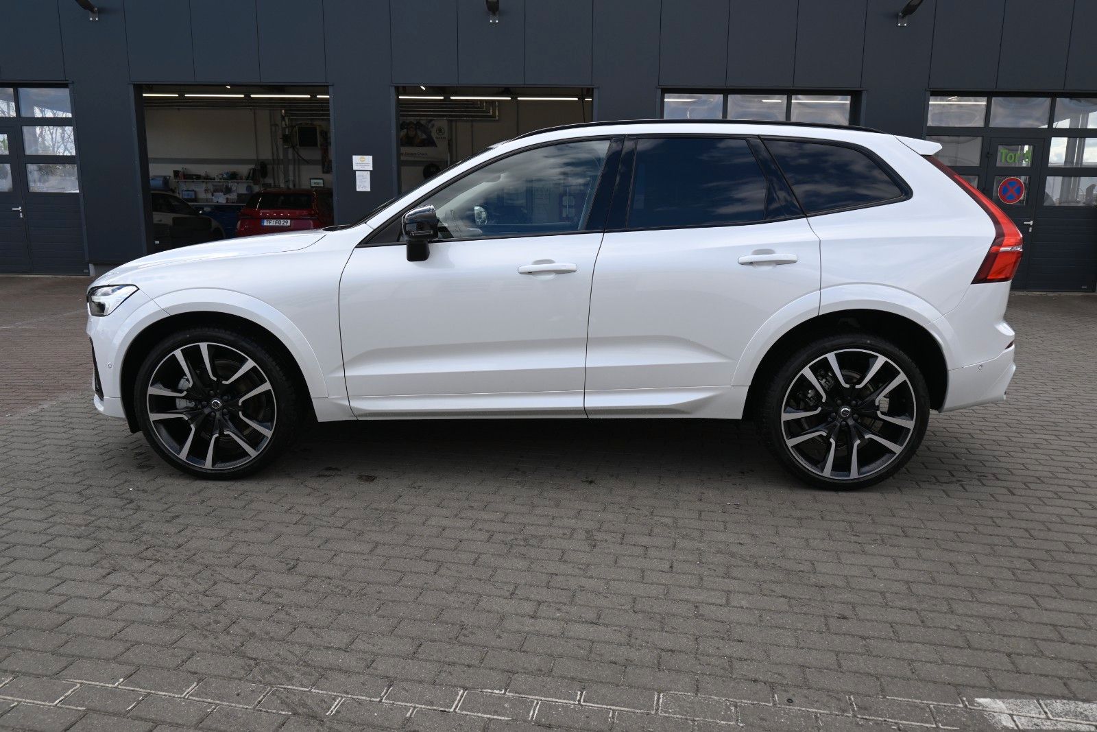 Fahrzeugabbildung Volvo XC60 B5 AWD Ultra Dark*LUFT*360°*ACC*B&W*AHK