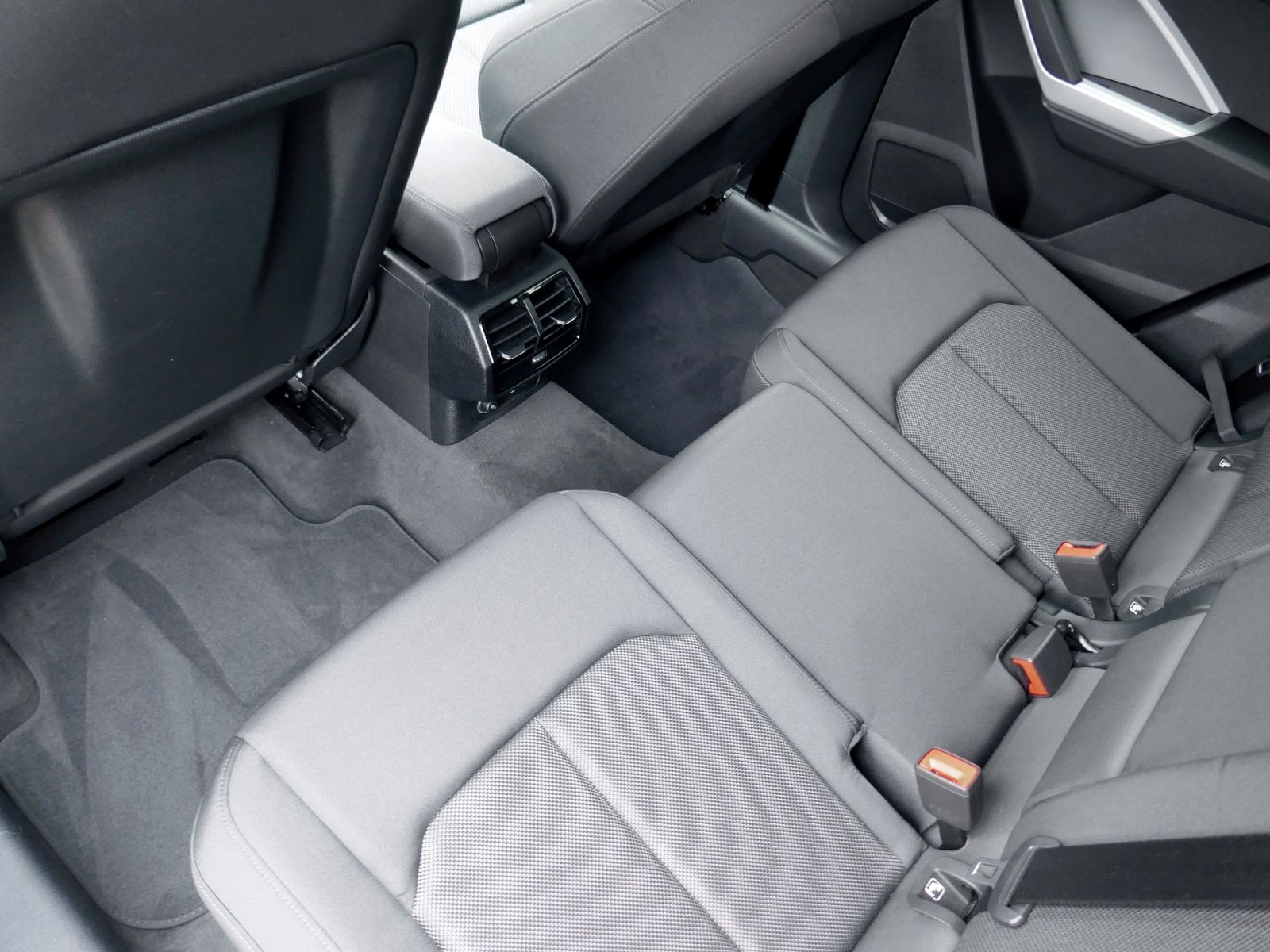 Fahrzeugabbildung Audi Q3 35 Advanced 2.0 TDI | LED AHK PDC Navi