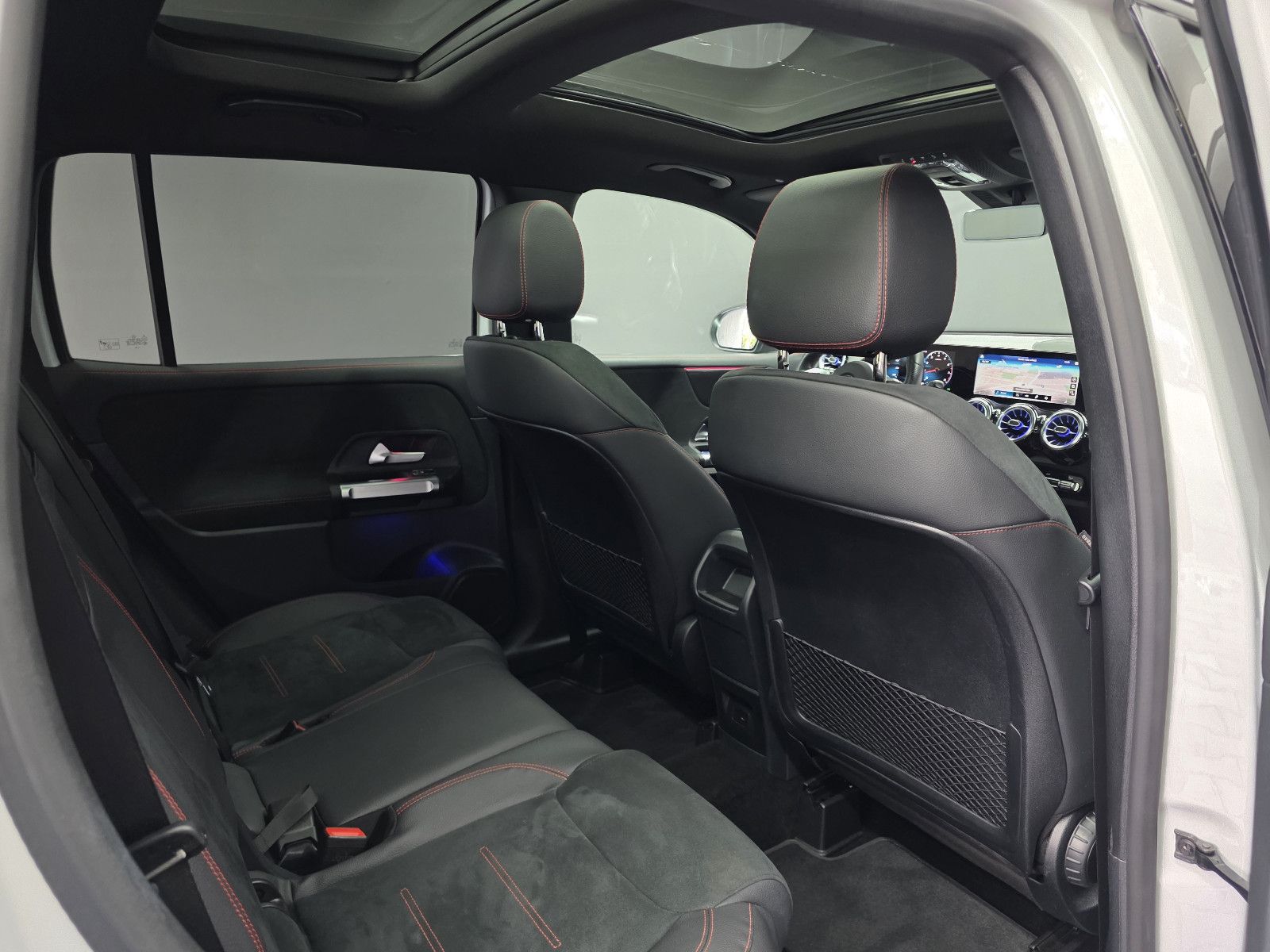 Mercedes-Benz GLB 200 4MATIC, AMG LINE, PANO, DISTRONIC, R-KAM foto 13