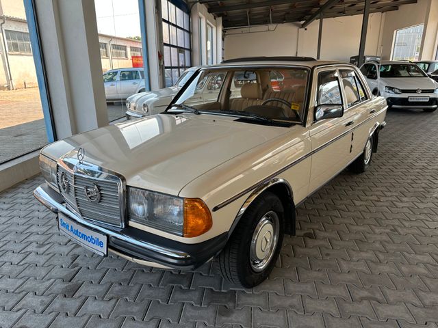 Mercedes-Benz 200 E W123 Limousine mit Schiebedach