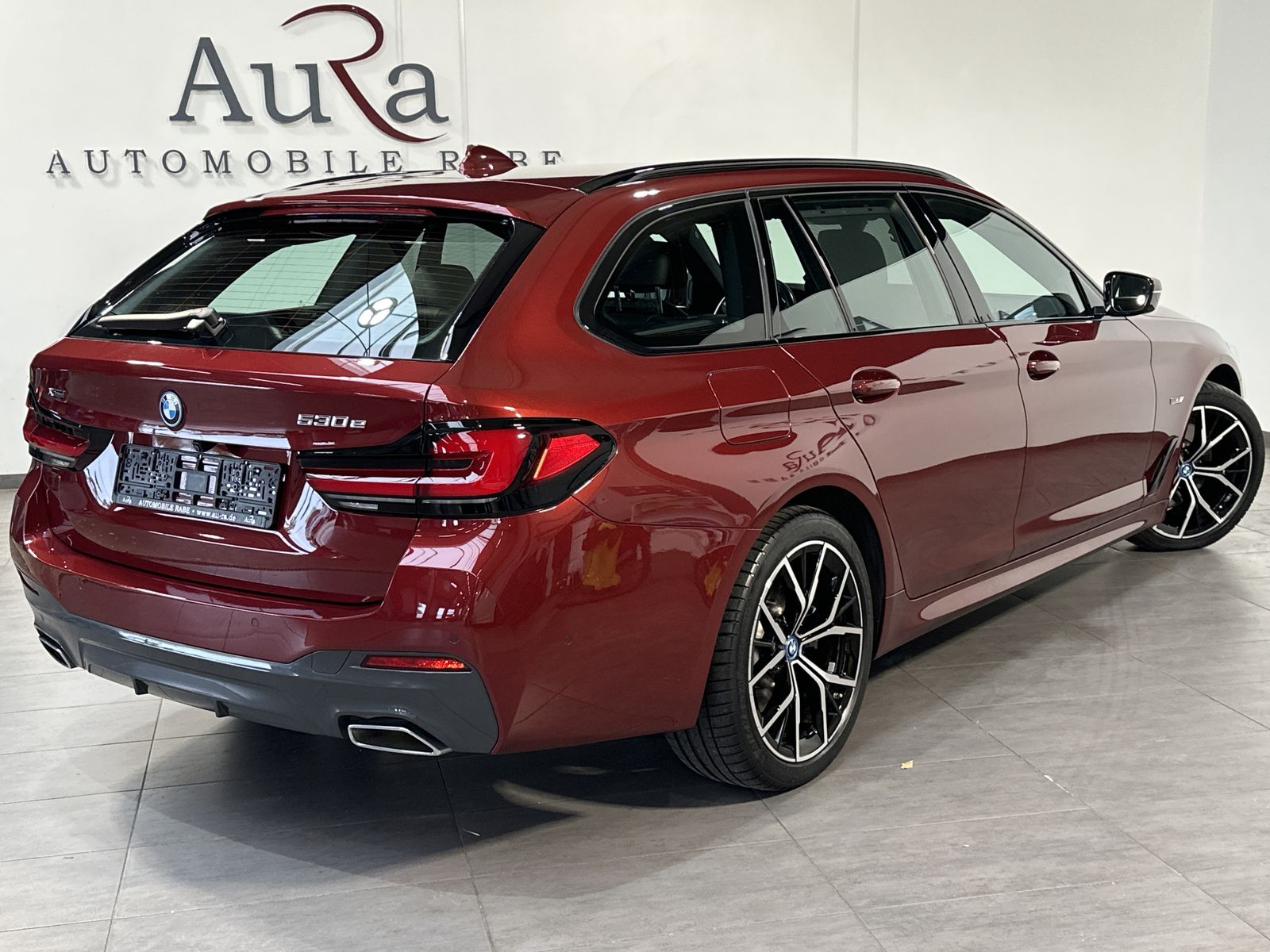 Fahrzeugabbildung BMW 530e Touring xDrive M-Sport NAV+LED+AHK+HEAD-UP