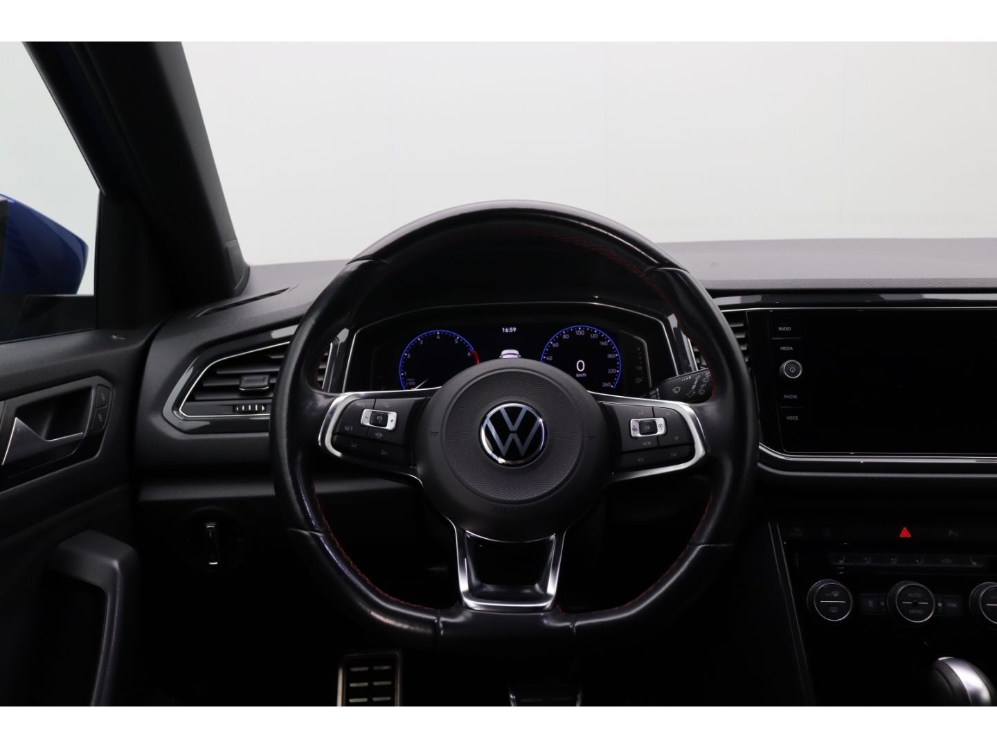 Fahrzeugabbildung Volkswagen T-Roc 1.5 Sport Pano Standheiz ACC SHZ Kamera