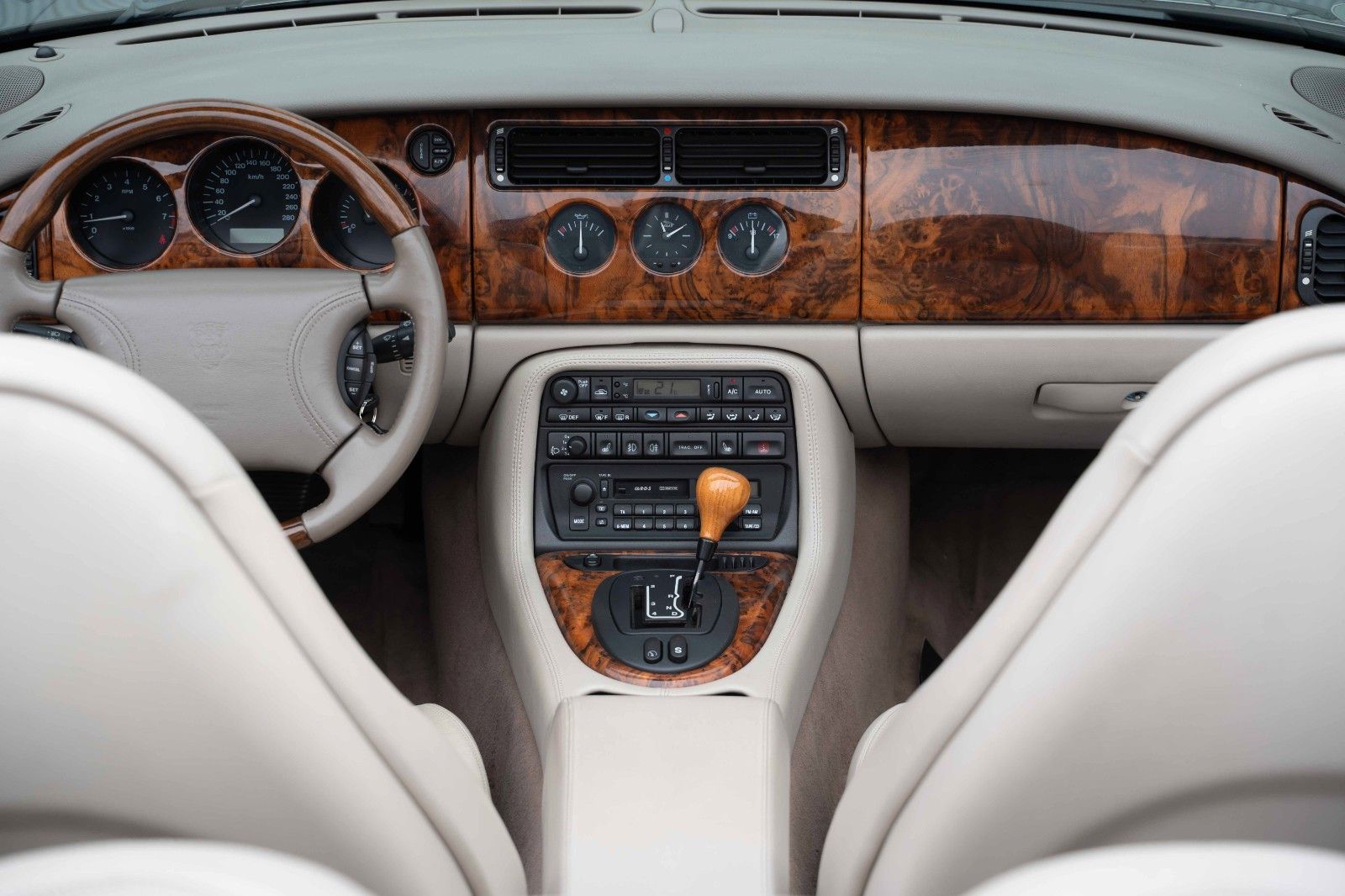 Fahrzeugabbildung Jaguar XK8 CABRIOLET XENON TEMPOMAT LEDER PDC SHZ 18"
