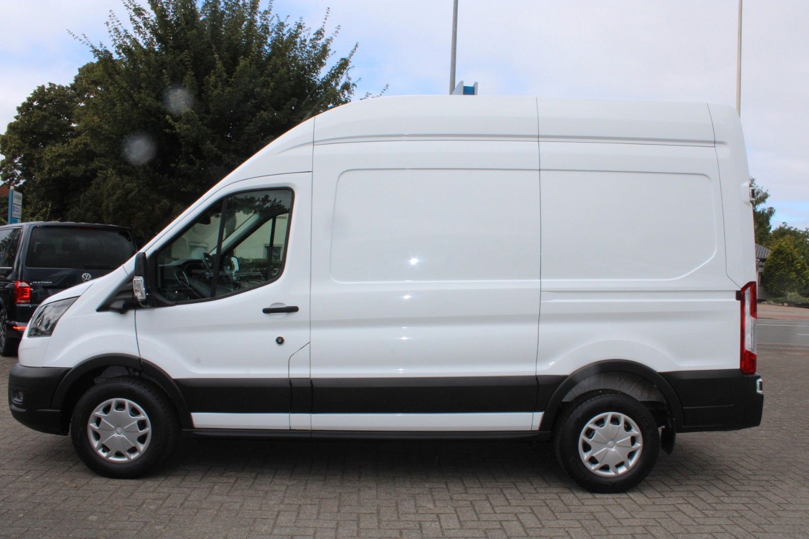 Fahrzeugabbildung Ford Transit 330 L2 H3 TREND Kasten NAVI CAM ACC hoch