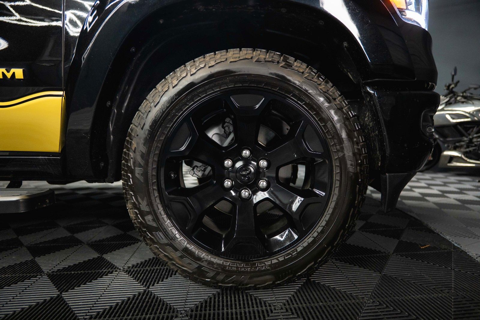 Fahrzeugabbildung Dodge RAM 5.7 V8 HEMI 4x4 OFFROAD Night GOLD EDITION