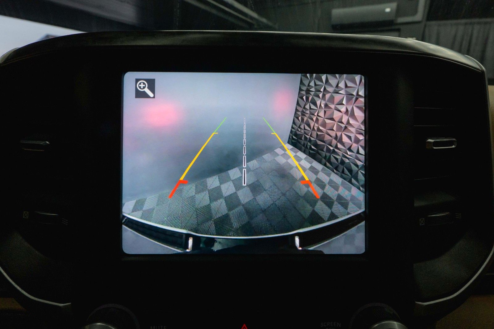 Fahrzeugabbildung Dodge RAM 5.7 V8 HEMI 4x4 OFFROAD LONGBED Night-Paket