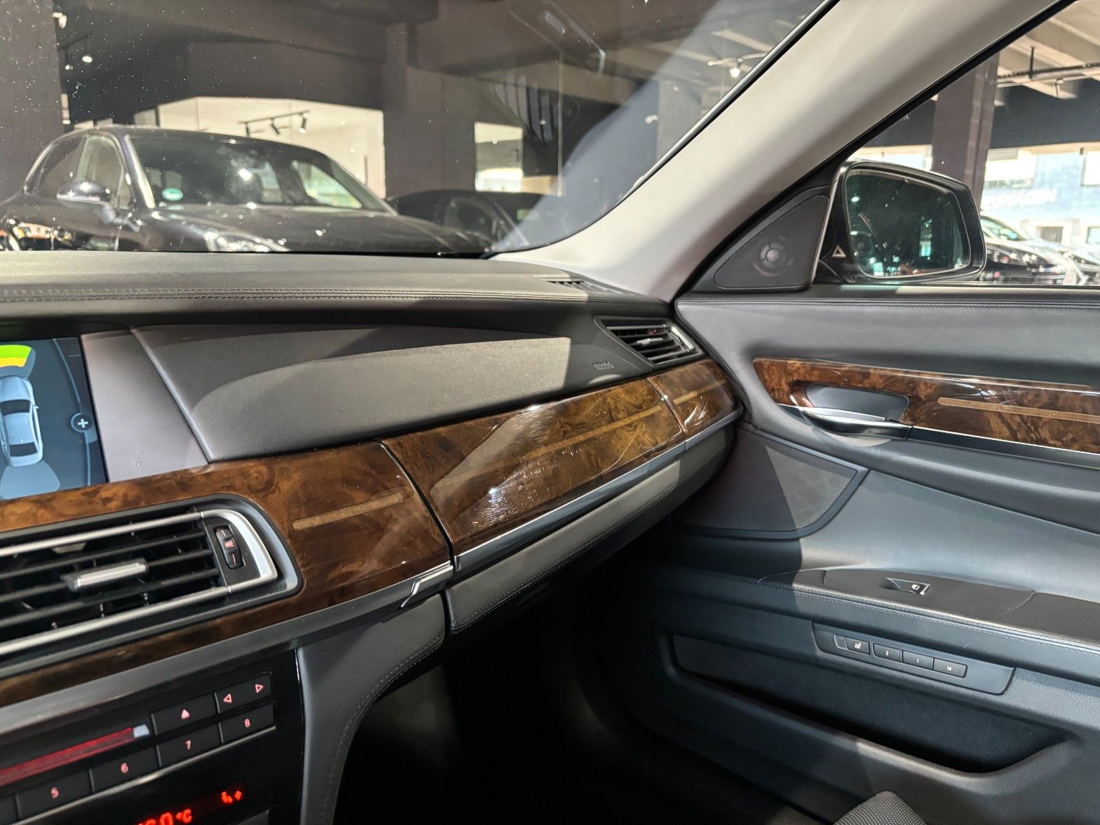 Fahrzeugabbildung BMW 760i L V12/MASSAGE/MEMORY/HUD/SCHIEBEDACH/KAMERA