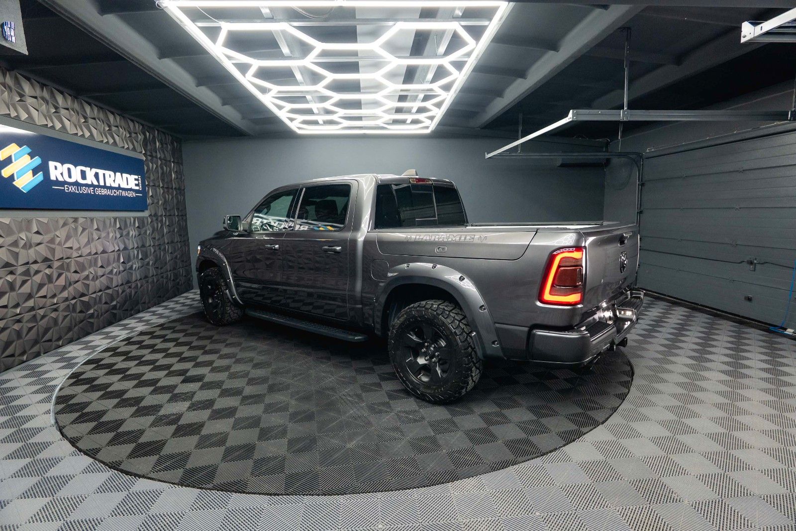 Fahrzeugabbildung Dodge RAM 5.7 V8 HEMI 4x4 NIGHT LARAMIE *RAM BOX*LED*
